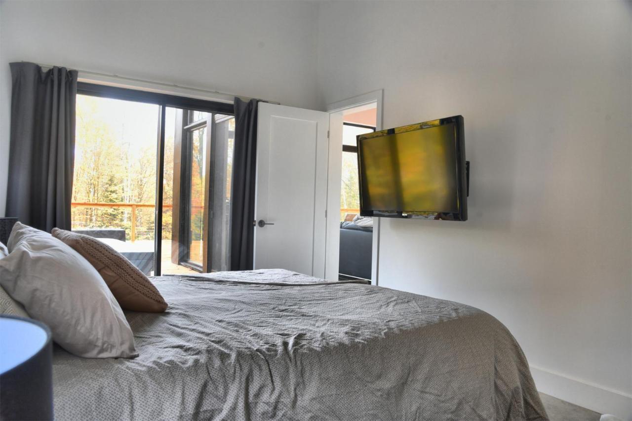Kallm-Mont-Tremblant Chalet With Hot Tub, Pond & Beach On Private 7Acre Estate Lac-Superieur Exterior foto